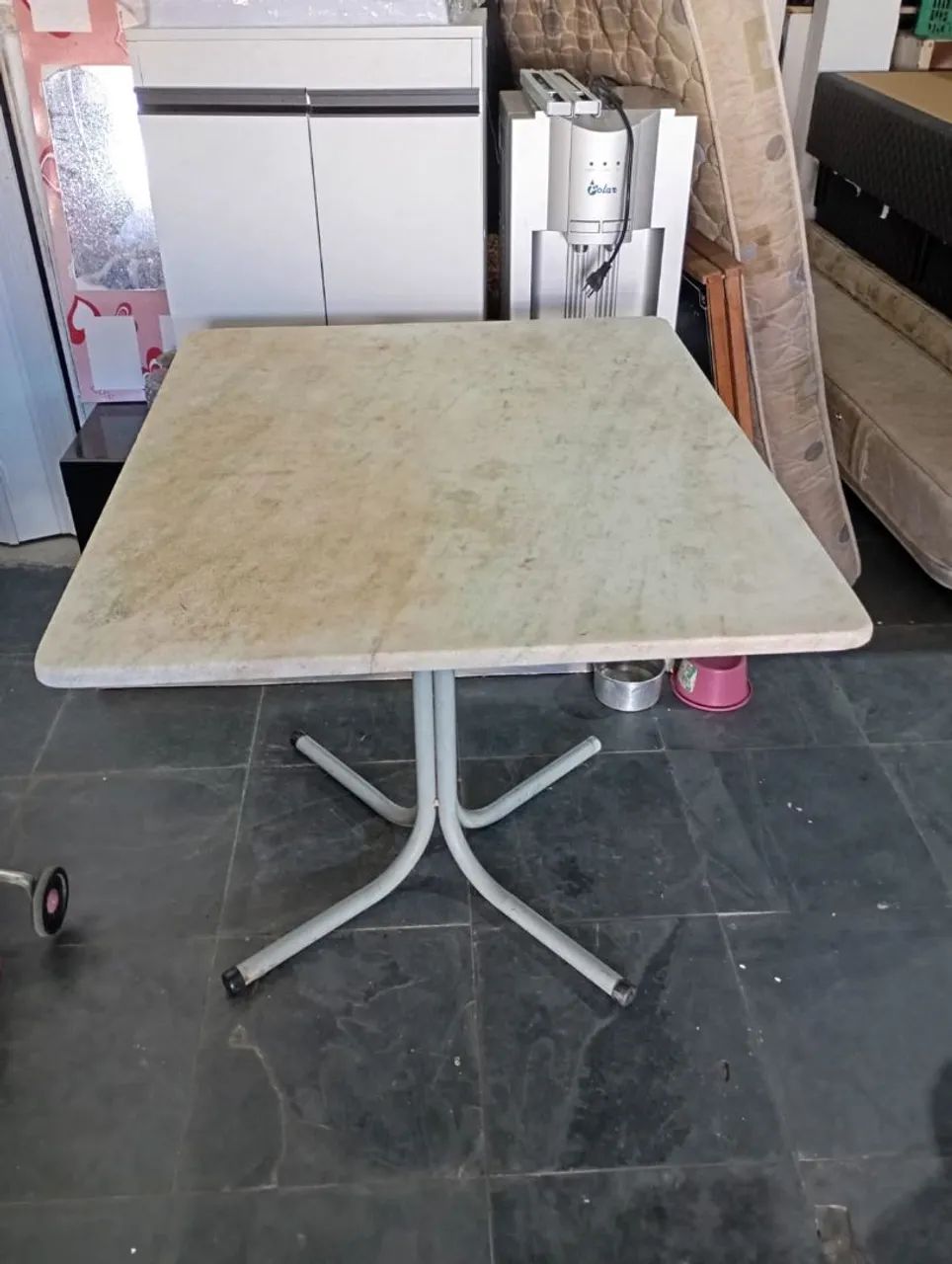 Mesa sem cadeiras pedra de mármore 