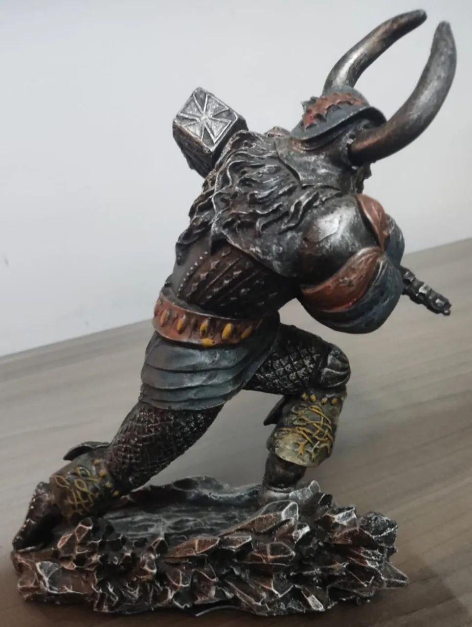 Estatua Asgard God Of Thunder Thor Wielding Mjolnir Hammer  - Foto 2