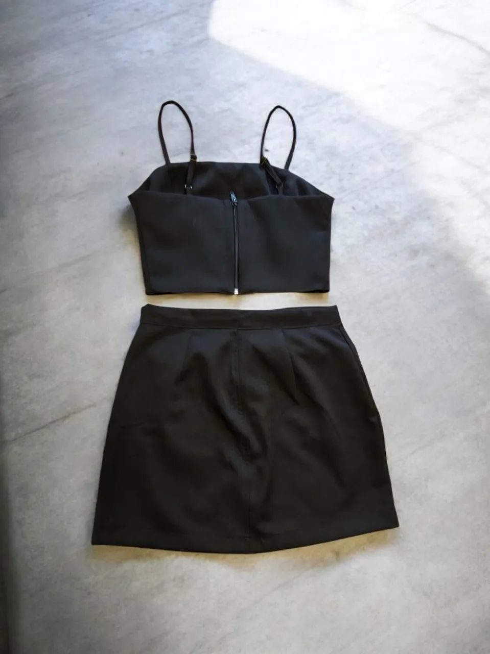 Conjunto de cropped e saia de alfaiataria  - Foto 2