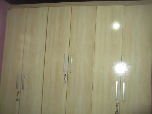 Guarda-Roupas com 6 portas, 3 gavetas, com chaves e  de rodas. - Foto 2