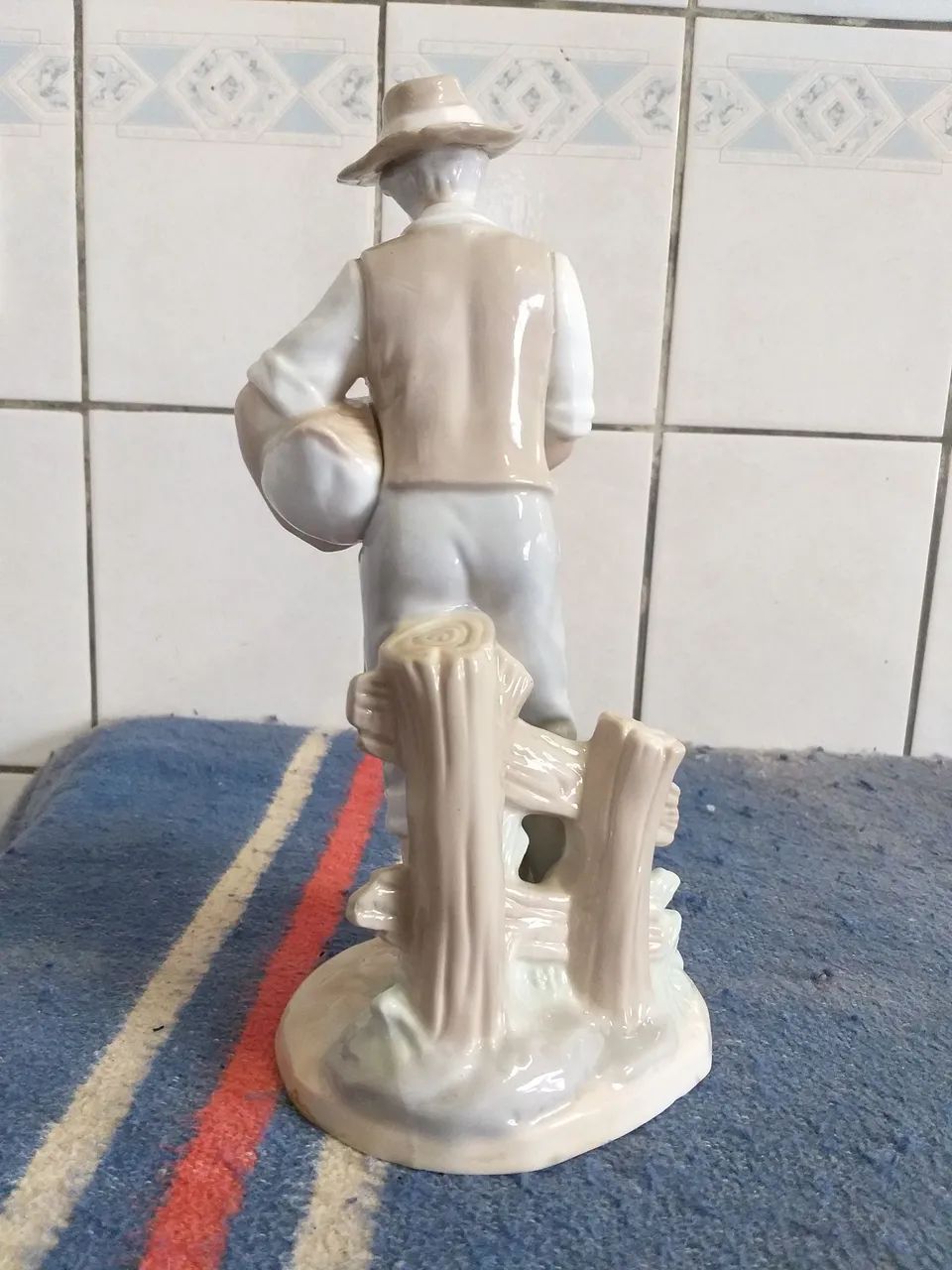 Estatueta em porcela espanhola Monti Piero, jovem camponês com seus Gansos.  - Foto 2