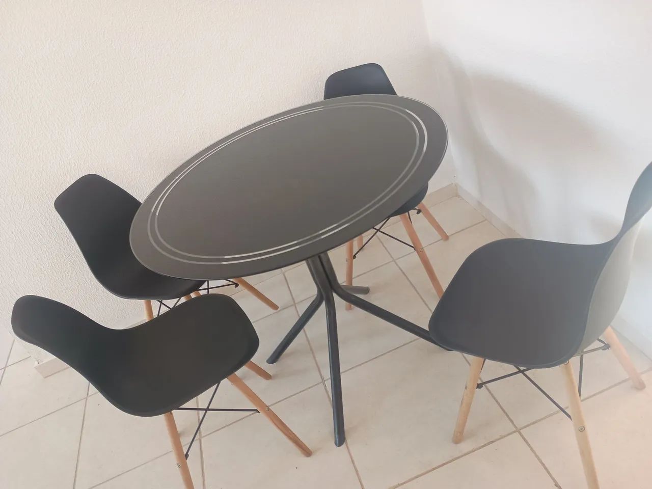 Mesa de vidro e quatro cadeiras 