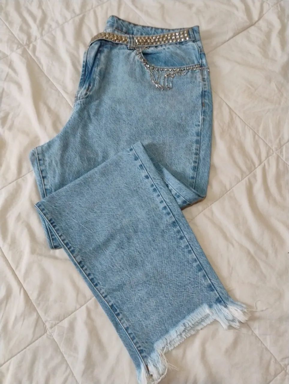 Calça Jeans  cós assimétrico com strass - Tamanho 50 Plus Size - Biotipo - Foto 3