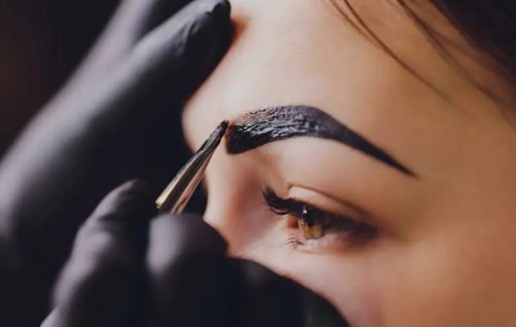 Depiladora e manicure