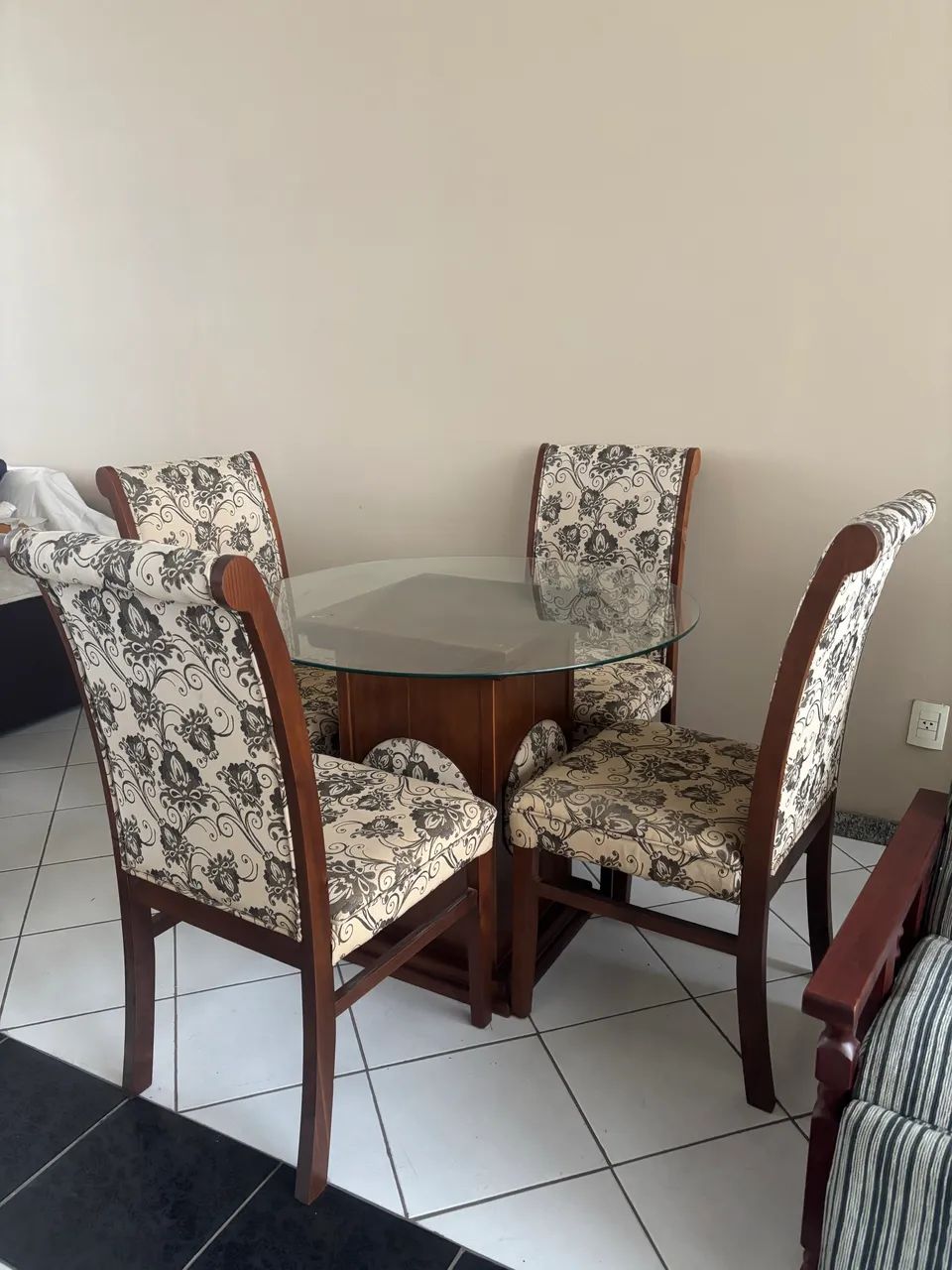 Mesa com 4 cadeiras maciça  - Foto 2