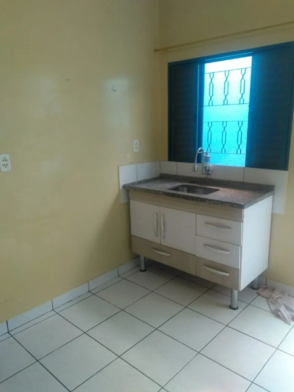 Casa 3 cômodos, "Quarto, sala, Cozinha e banheiro", com lavanderia compartilhada.  - Foto 2