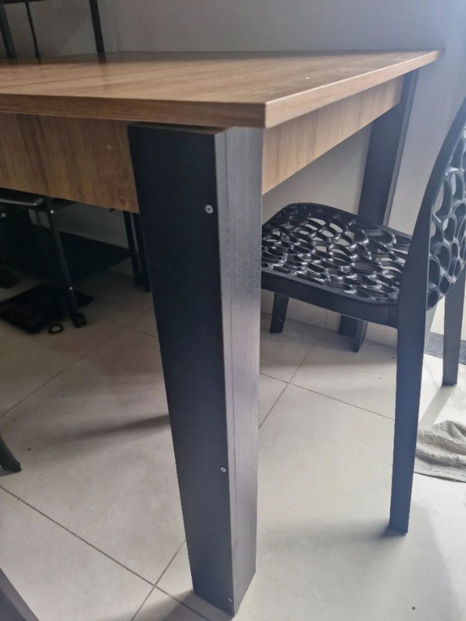 Mesa de jantar 4 lugares quadrada 90x90 com 2 cadeiras  - Foto 4