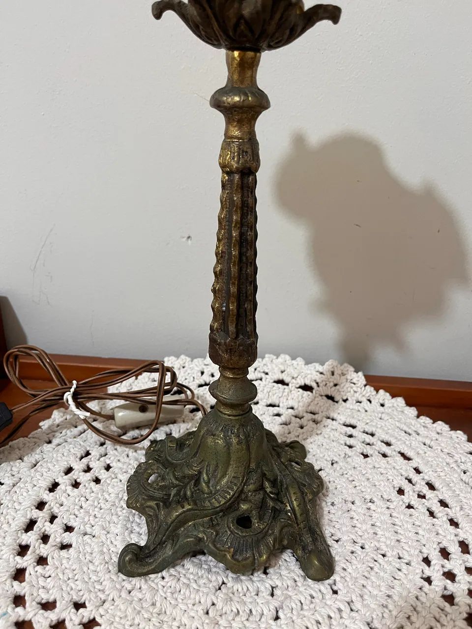 Abajur bronze antigo 38cm com cúpula âmbar  - Foto 2