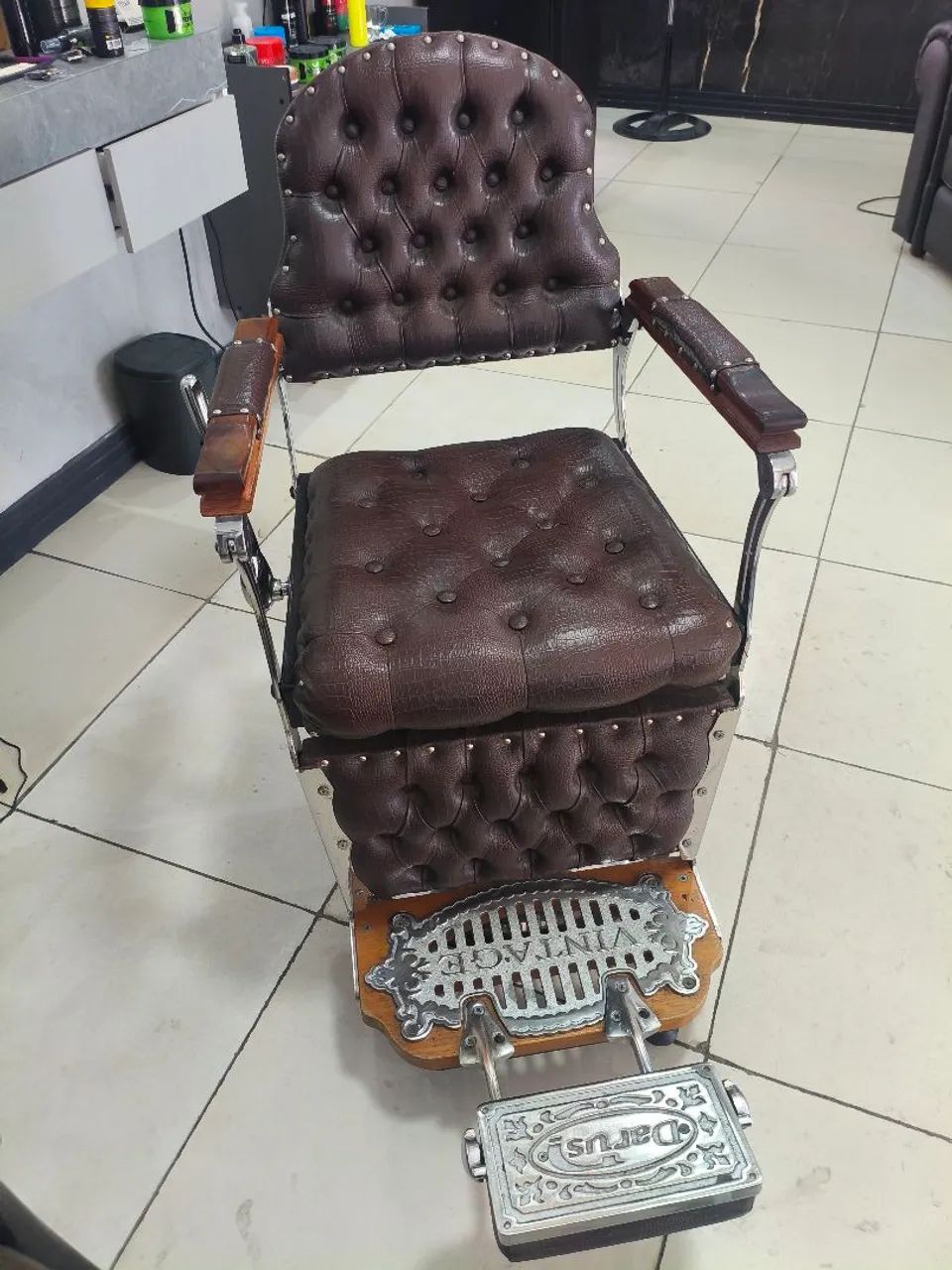 cadeira retro de barbeiro darus vintage semi nova . - Foto 2