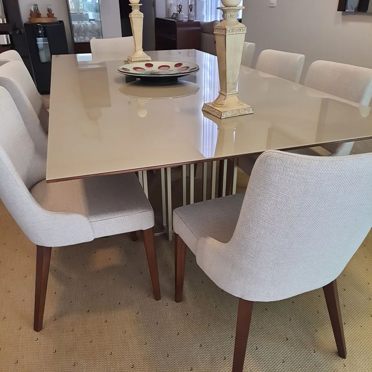 Mesa madeira maciça com vidro e 8 cadeiras em boucle - Foto 4