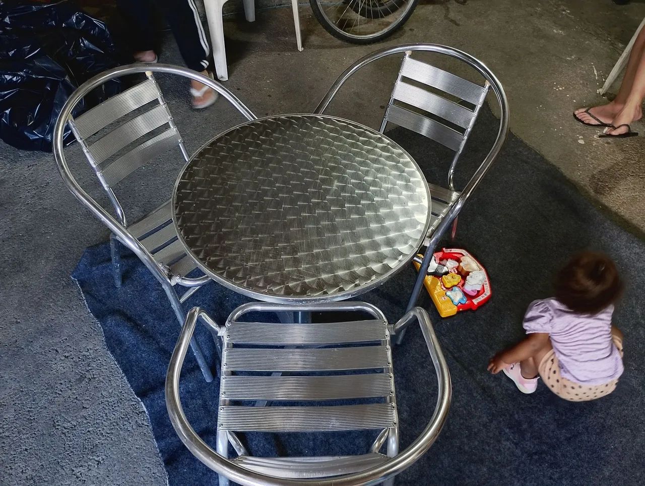 Vendo excelente mesa de alumínio  - Foto 2
