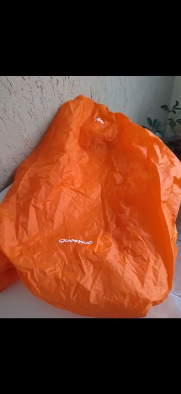 Capa para mochila 35/50 l marca Quechua da Decathlon, pouquissimo uso - Foto 2