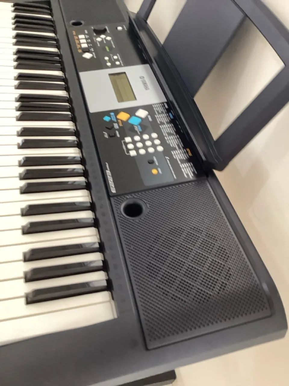 Teclado YAMAHA PSR E223  - Foto 2