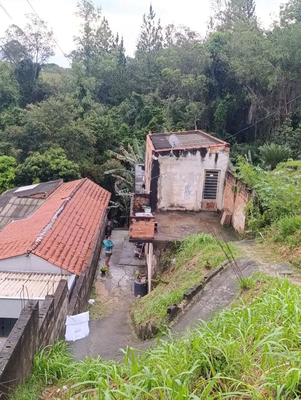 CASA COM AMPLO TERRENO - OPORTUNIDADE PARA REFORMA - Foto 2