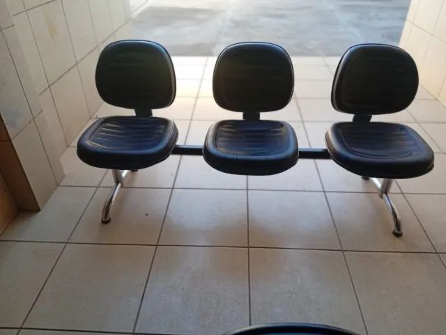 2 Longarinas de 3 lugares estofadas - 6 assentos - ótimo estado - Foto 2