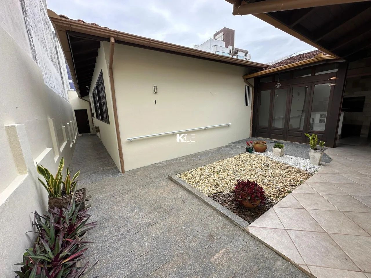Casa terrea com 3 dormitórios em Coqueiros
