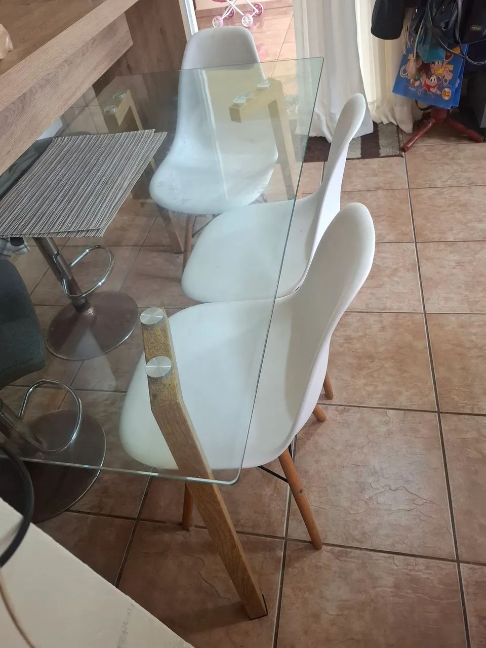 Vendo mesa de vidro com 4 cadeiras - Foto 3