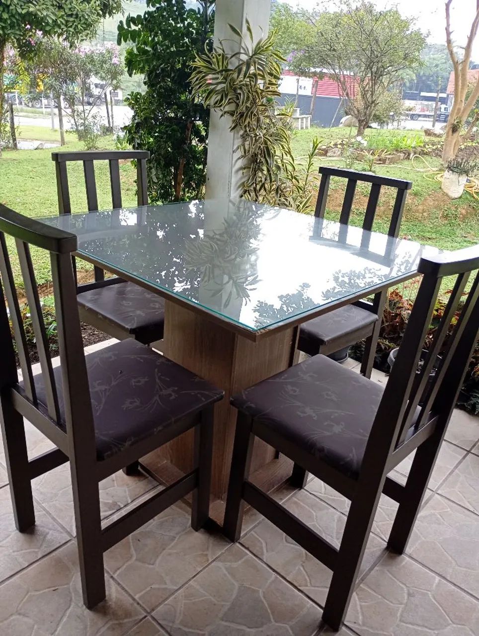 Mesa com 4 cadeiras 