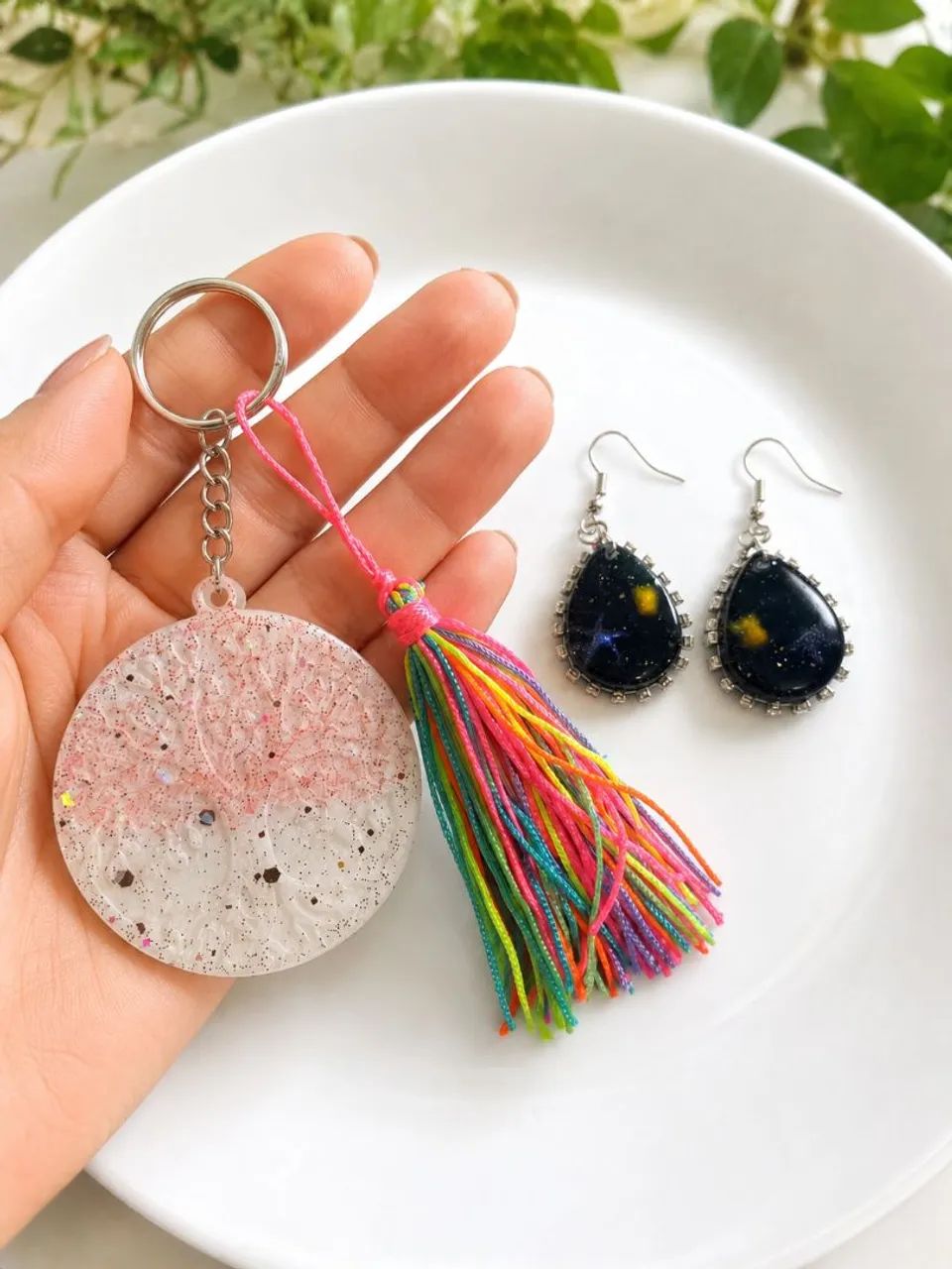 Kit Brinco oval Galáxia em strass + chaveiro feito em Resina 