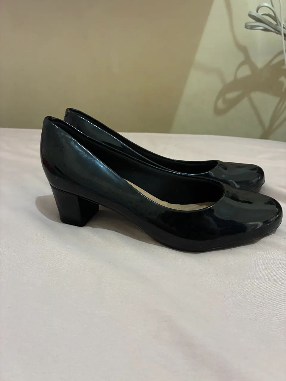 Scarpin feminino de salto grosso 