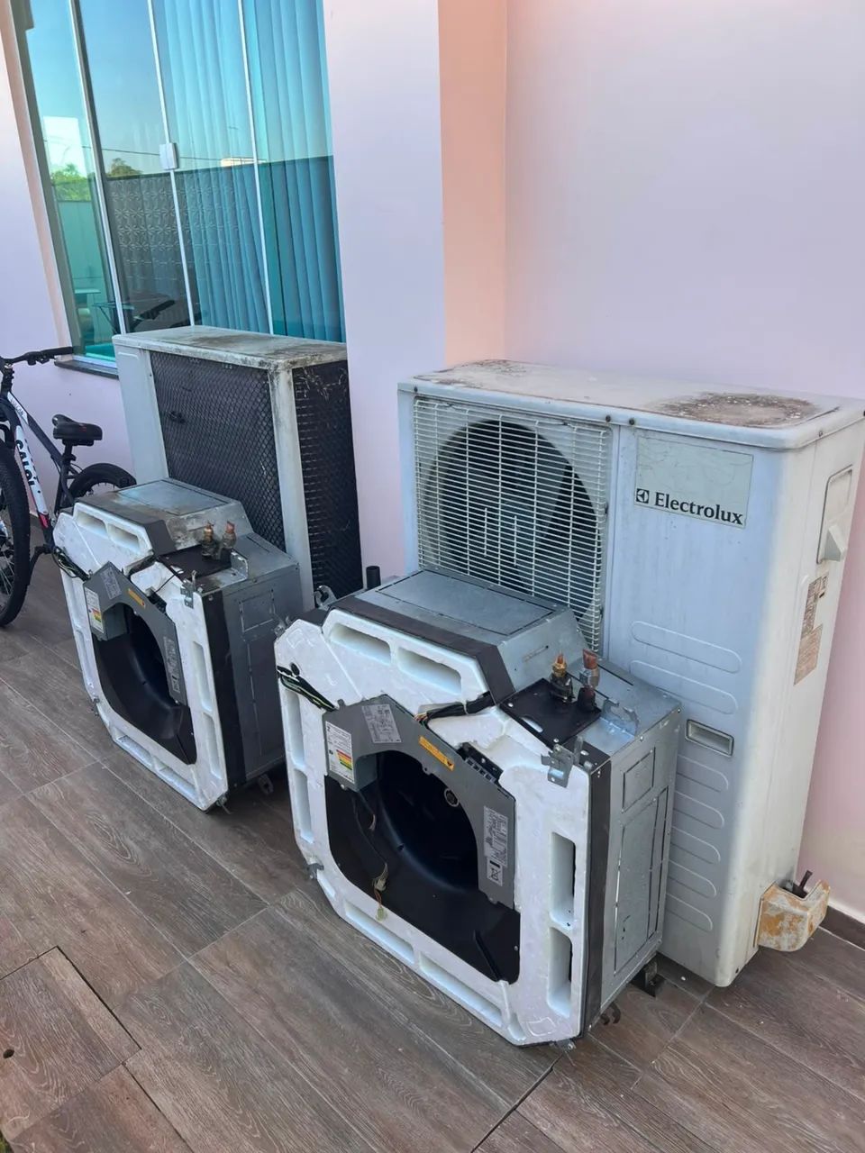 Vendo dois ar condicionado modelo cassete . 