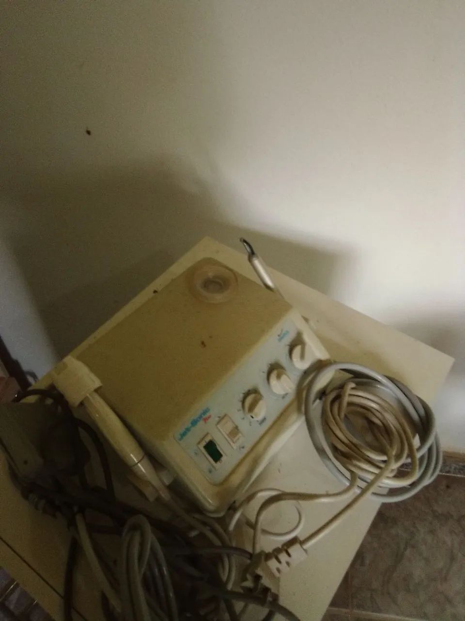 Aparelho de limpeza odontológica completo.