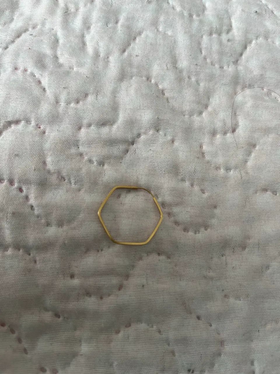 Brinco hexagonal em ouro 18k. - Foto 3