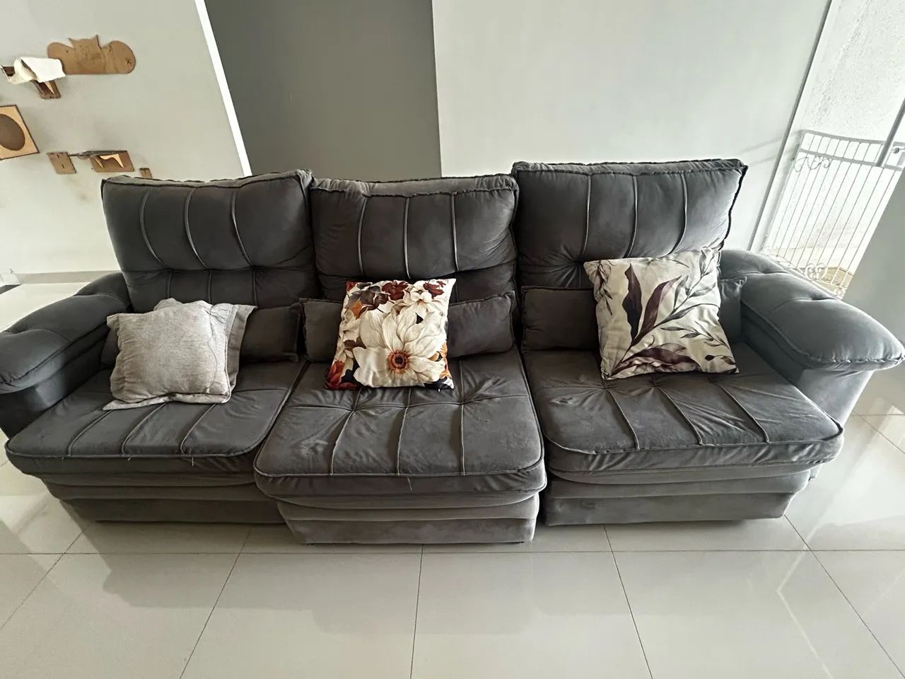 Sofá retrátil e reclinável cor cinza  - Foto 3