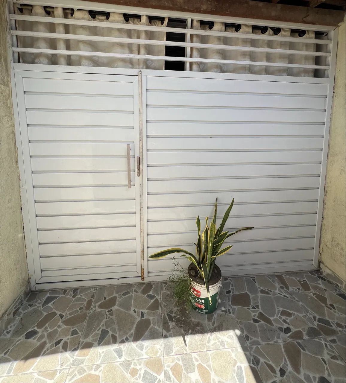 Portão material moderno branco 