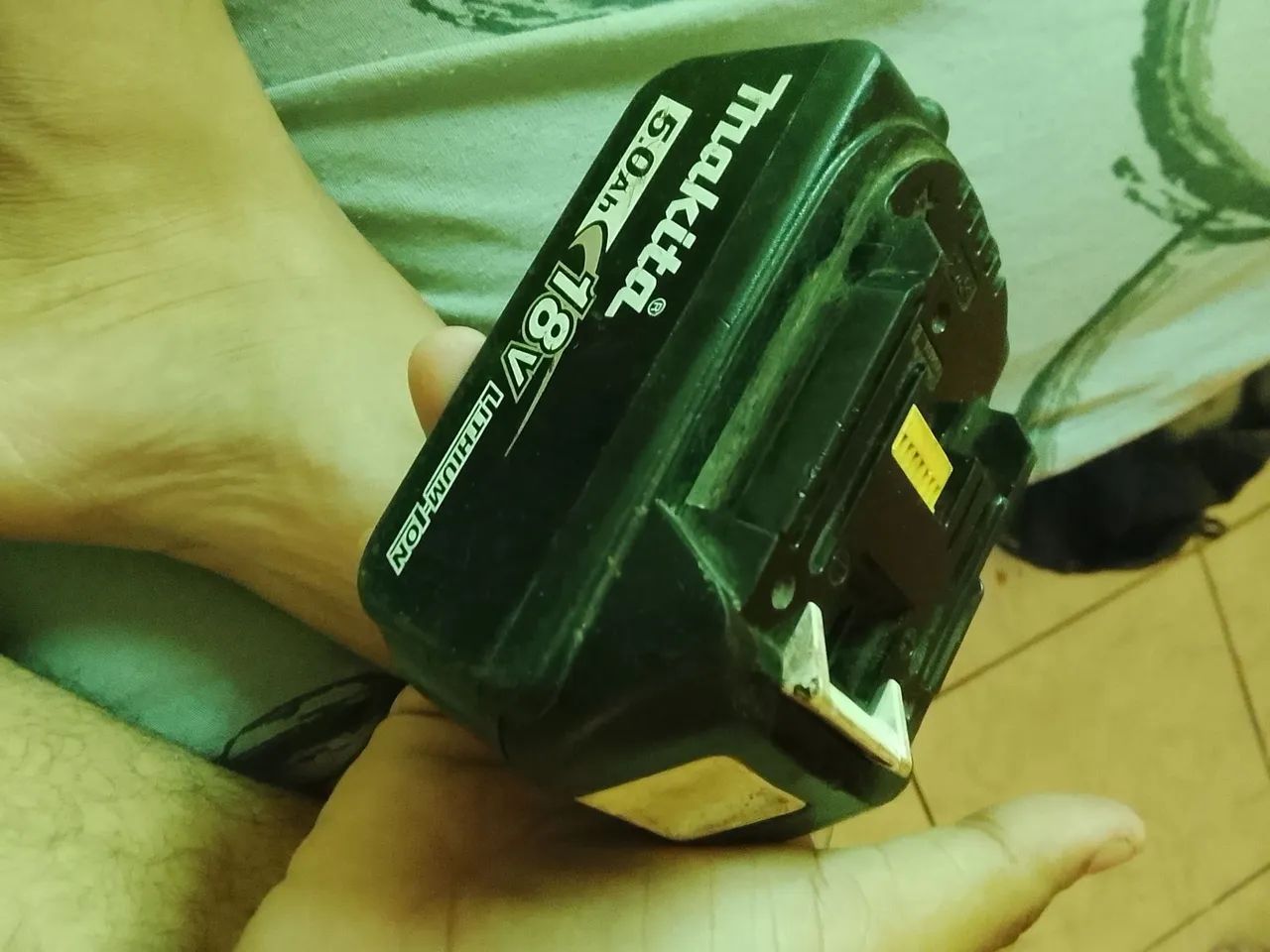 Vendo bateria de parafusadeira/esmelhadeira, semi nova