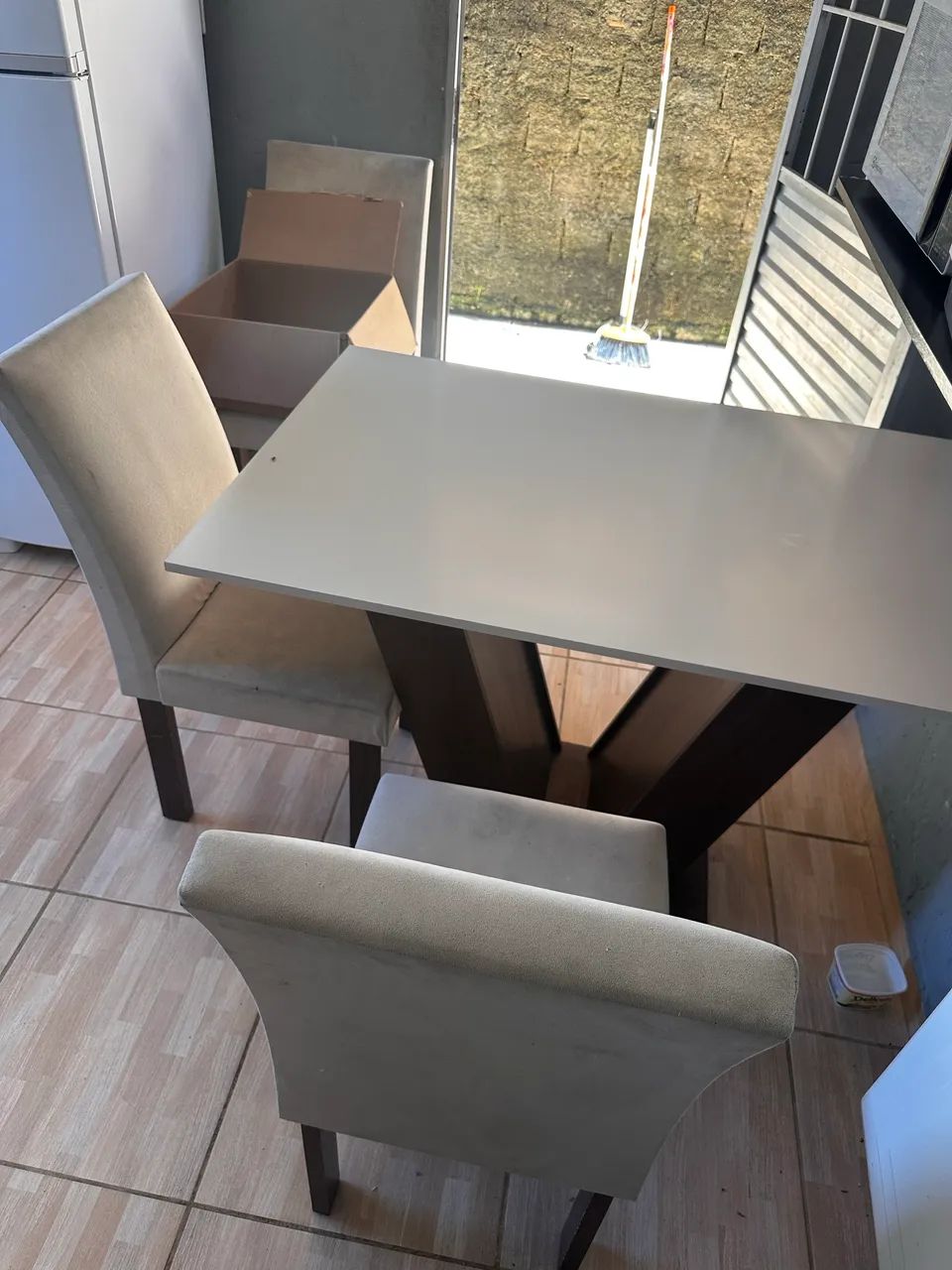 Mesa com tampo de madeira com quatro cadeiras  - Foto 4