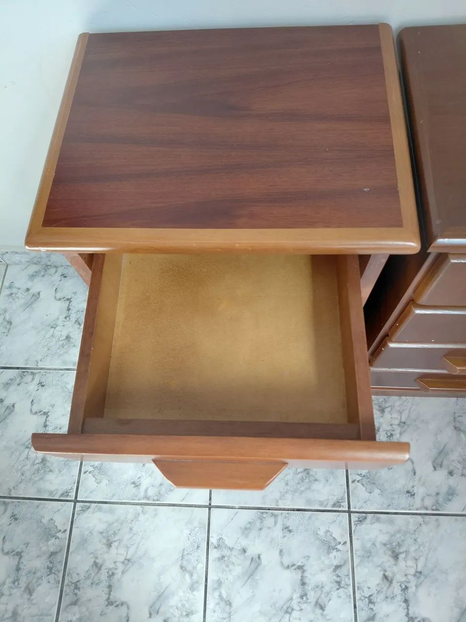 Kit 2 Mesas de Cabeceira com 4 Gavetas - Madeira / Estilo Clássico - Foto 3