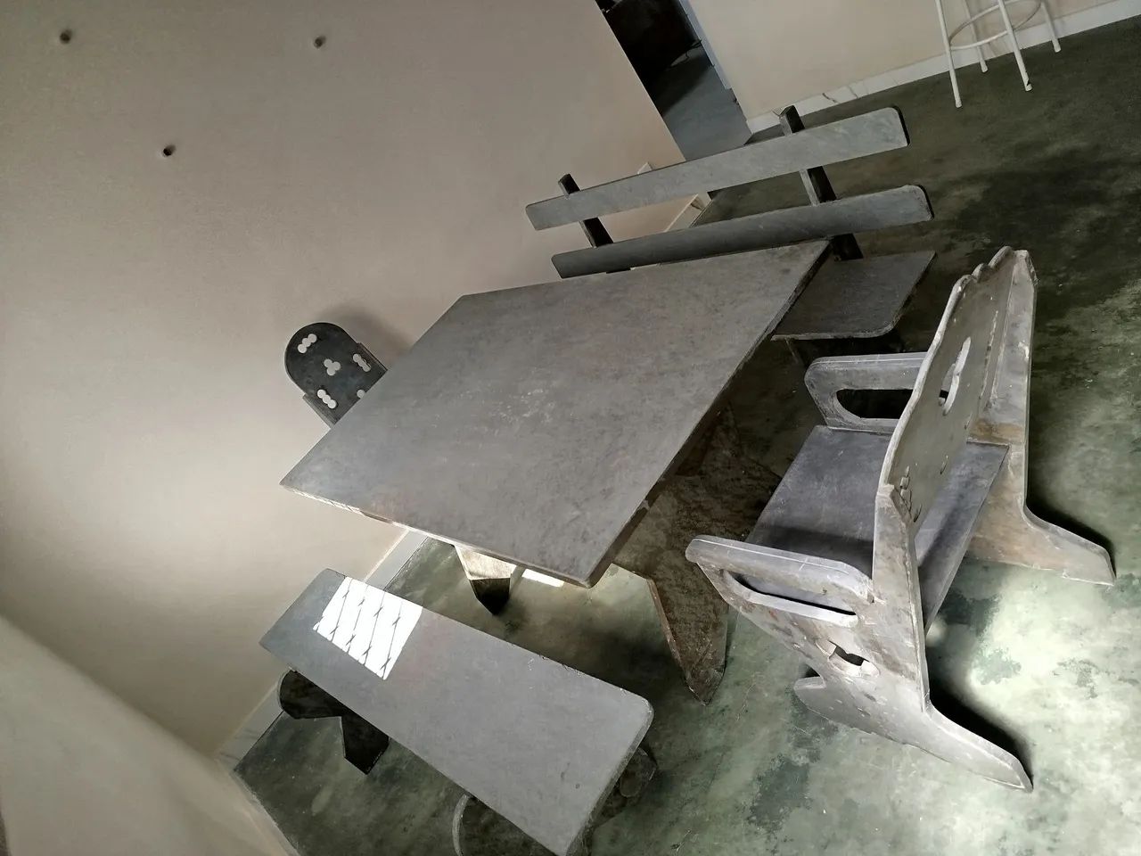 Mesa de ardósia com bancos e cadeiras - Foto 2
