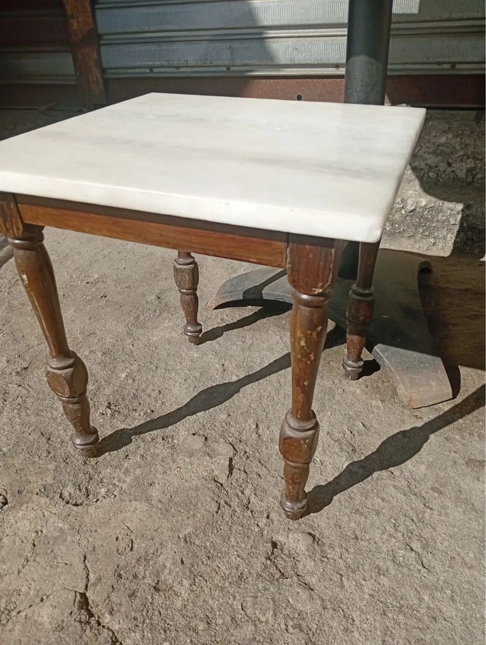 Mesa de canto com pés trabalhados - Foto 4