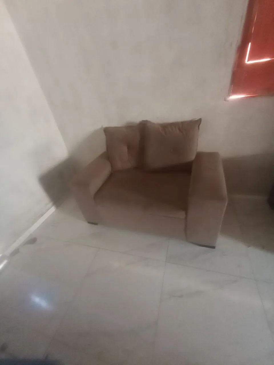Uma mesa de janta de 6 cadeiras e uma sala de sofá  - Foto 4