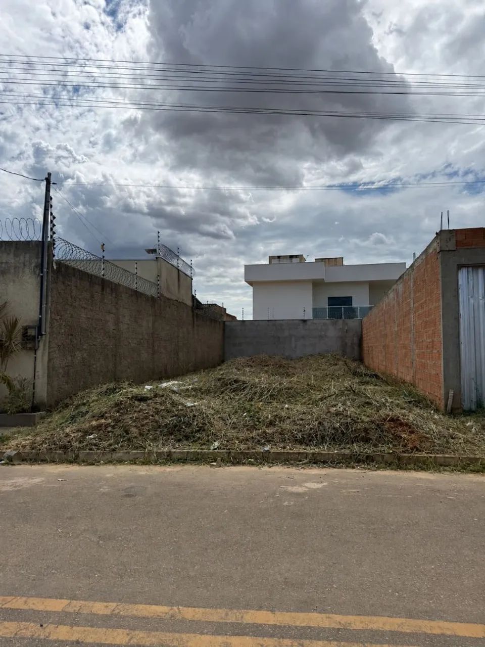 LOTE À VENDA - LOTEAMENTO ALVORÁ