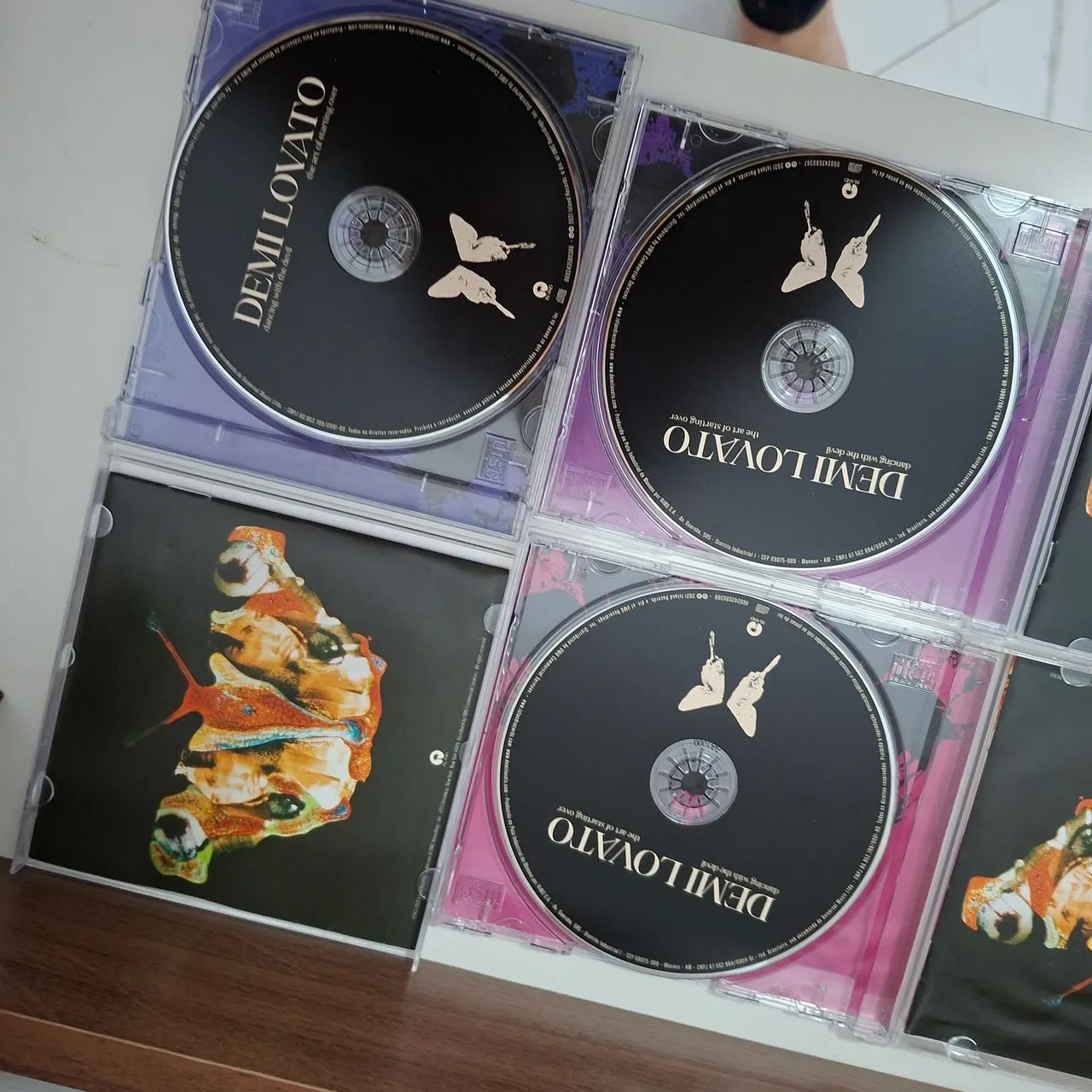 CD Demi Lovato - Dancing With The Devil - Capa ROSA - Foto 5