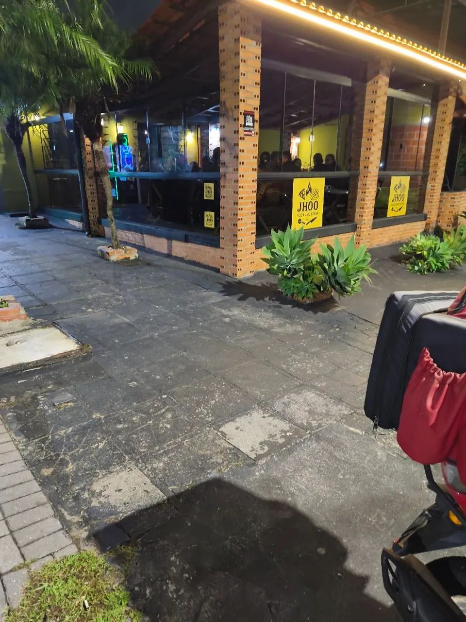 Bar e pizzaria com excelente localização. 