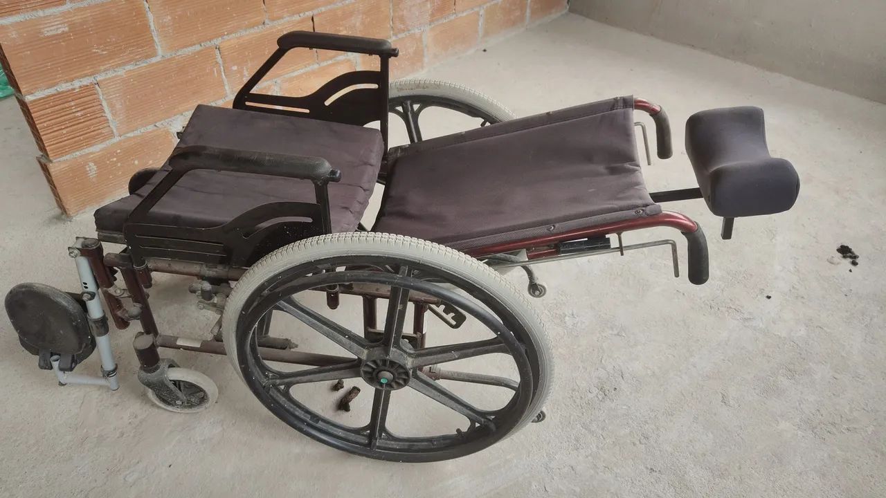 Vendo cadeira de rodas usada  - Foto 2