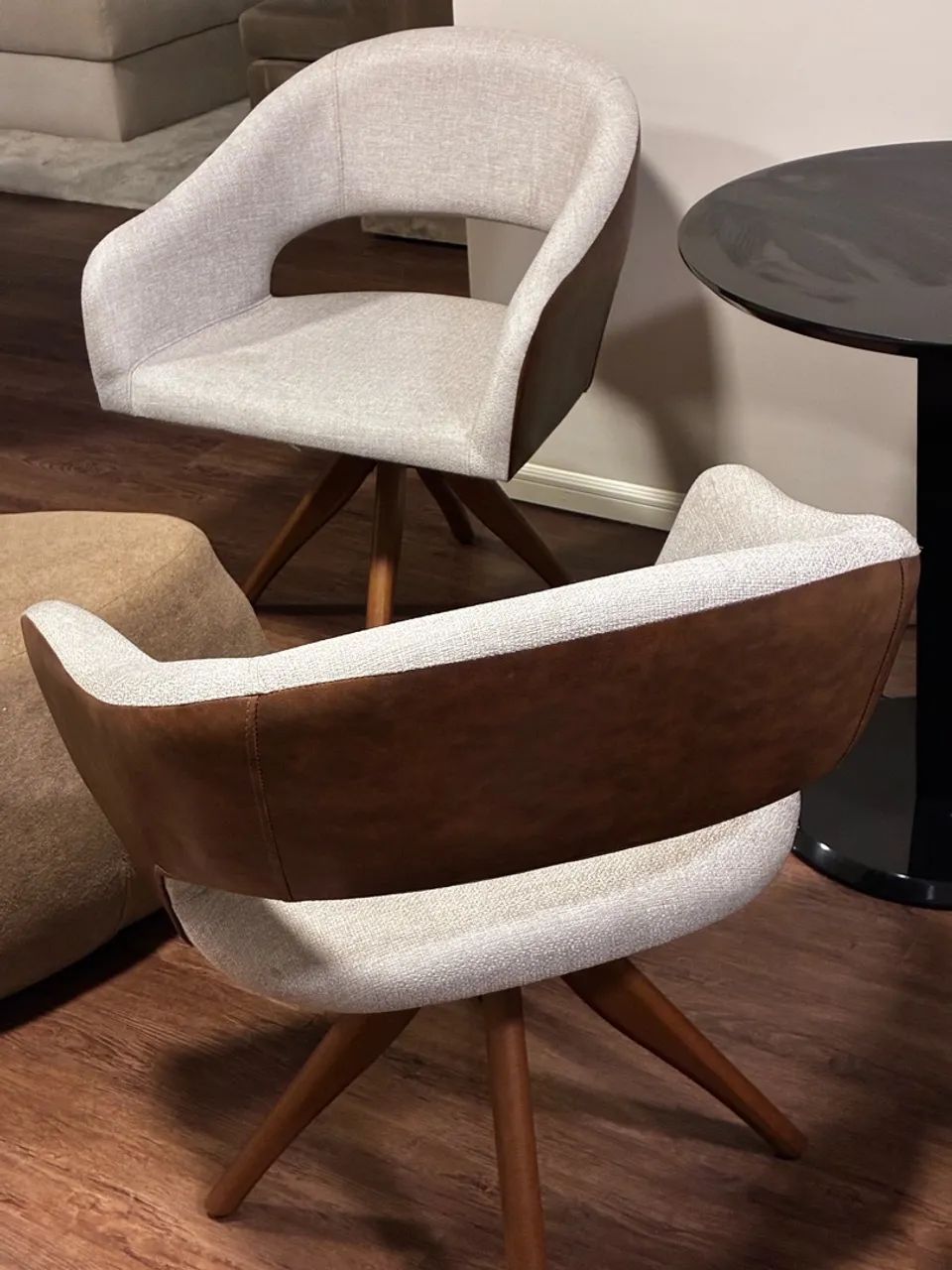 2 poltronas giratória para sala.
