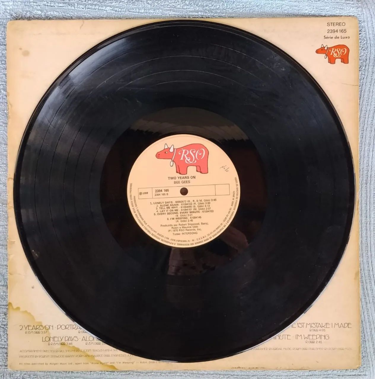 lp disco de vinil bee gees 2 years on toca disco radiola vitrola som antigo antiguidade  - Foto 3