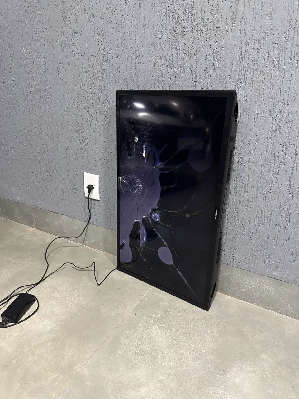 Vendo peça de televisão Samsung quebrada