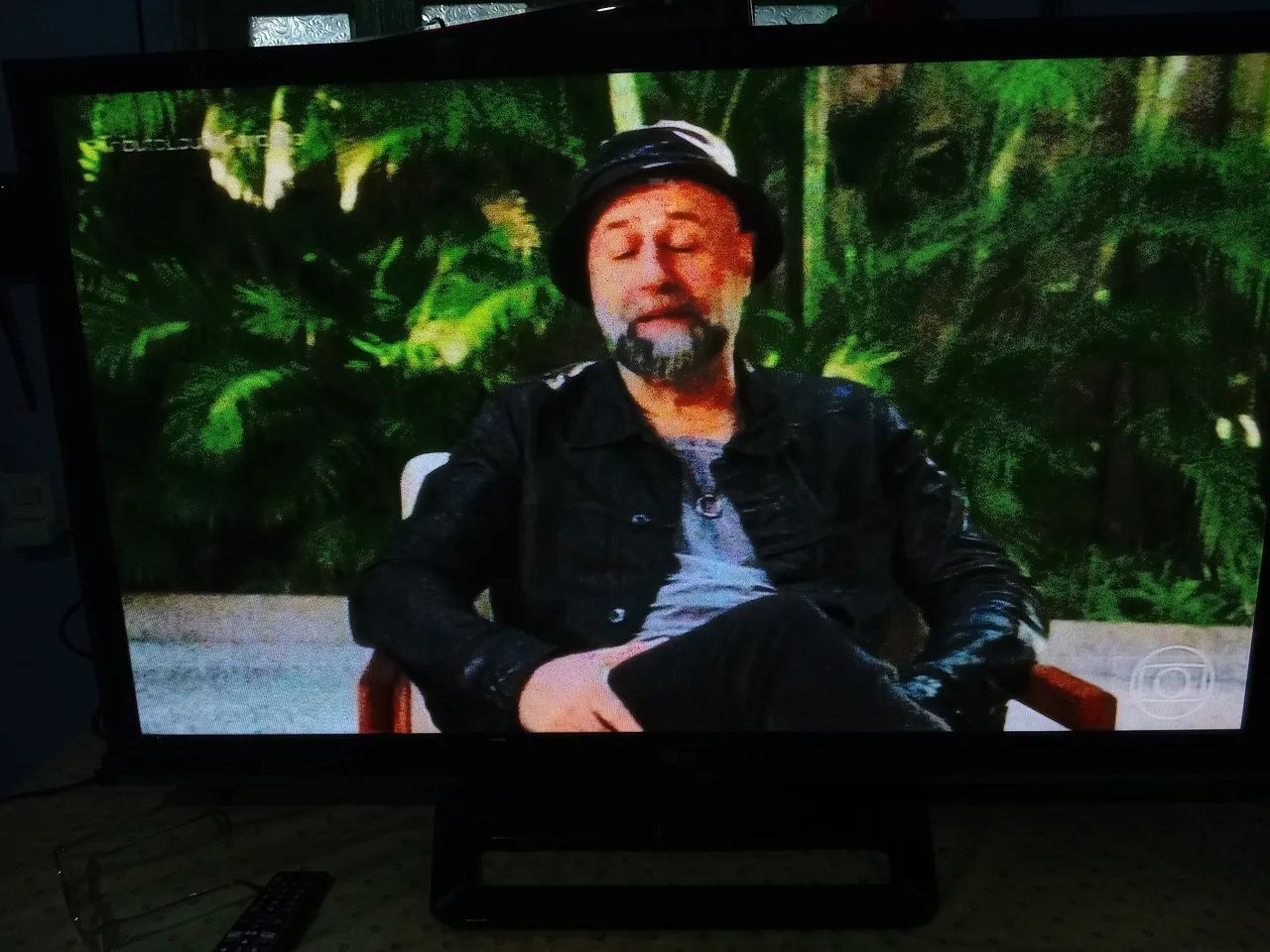 Tv smart, 43 polegadas, com manchas na tela mais não trapalha assistir 