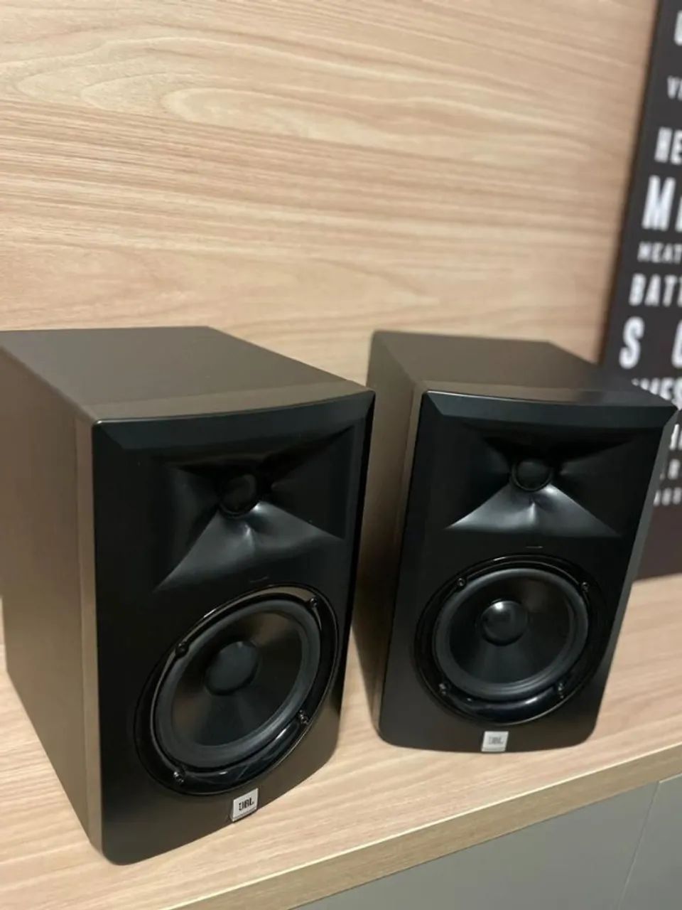 Par de monitores JBL Linear spatial reference séries 3 127w.