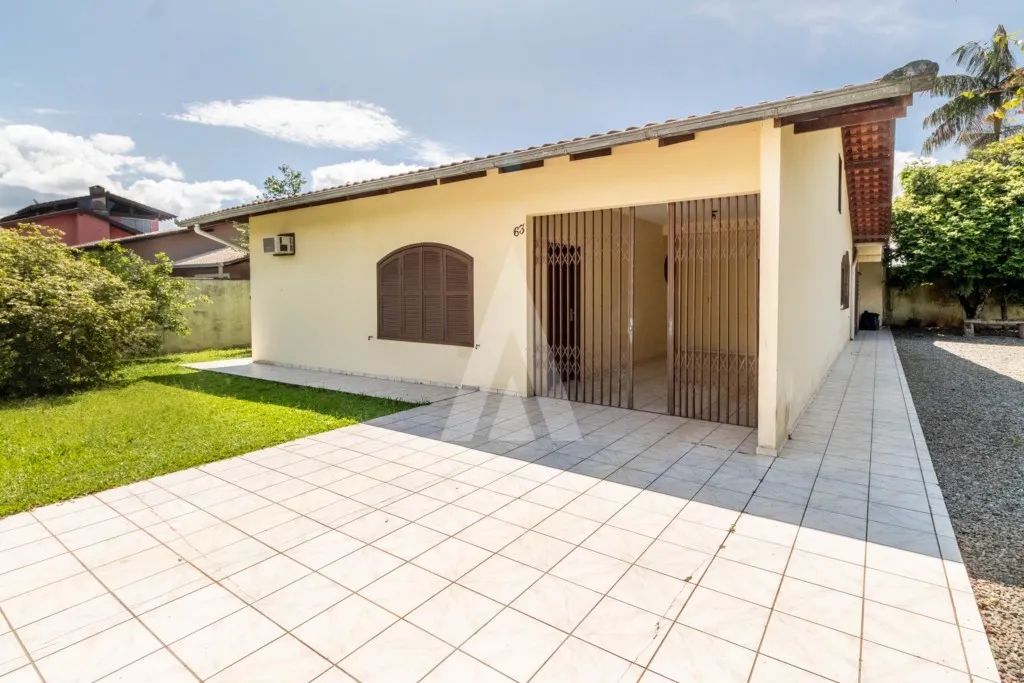 Casa com 03 quartos no bairro Guanabara.