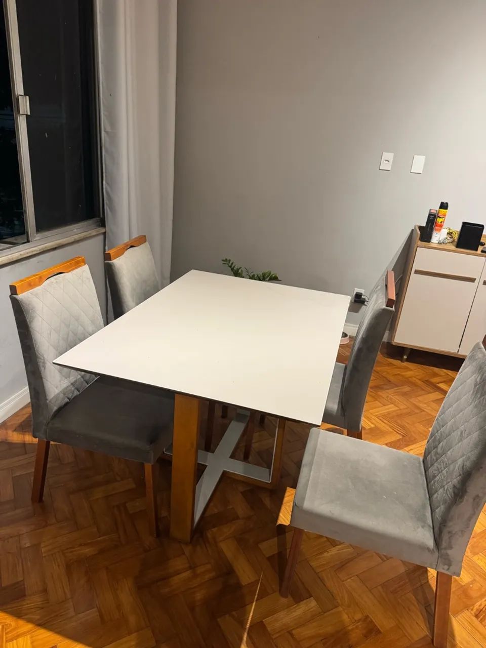 Conjunto mesa de jantar com cadeiras