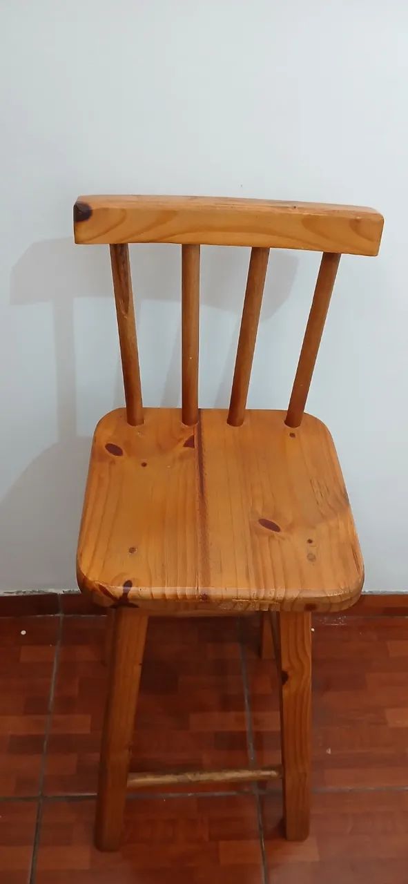 Banqueta de madeira com encosto