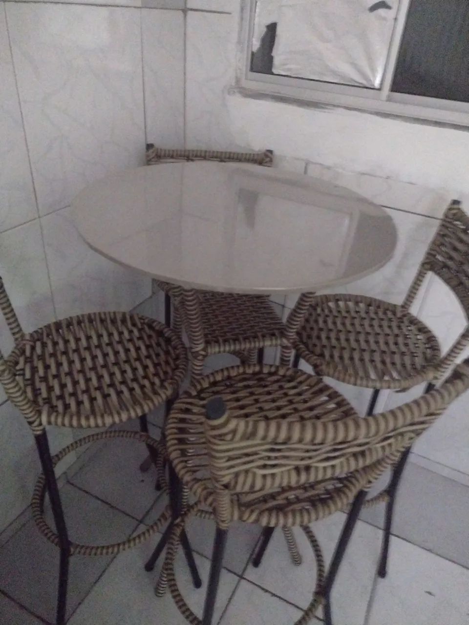 Banqueta com 4 cadeira sintética 