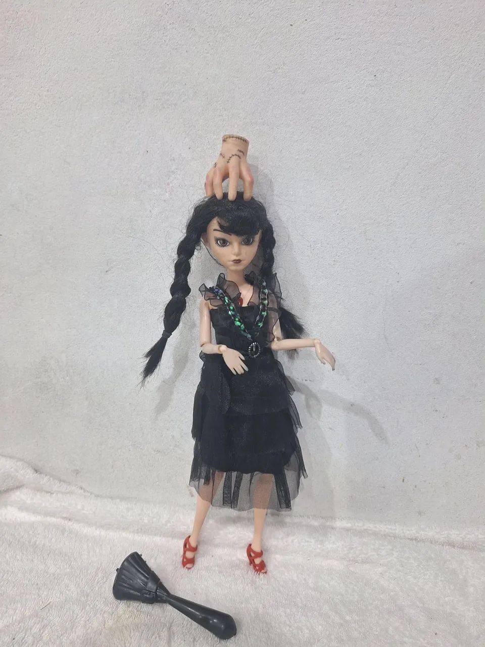 Boneca musical Wandinha Addams
