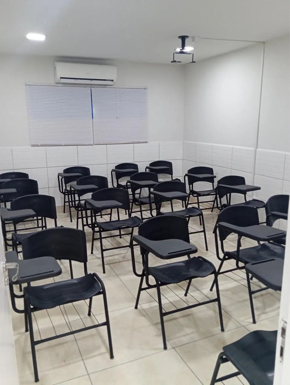 KIT 20 CADEIRAS UNIVERSITÁRIAS PLASTICA PRANCHETA PRETO 